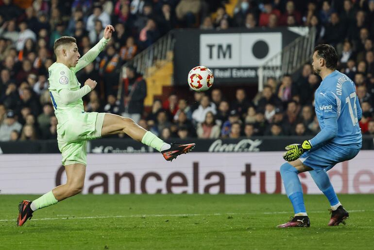 VALENCIA, 06/02/2025.- El centrocampista del FC Barcelona Fermín López (i) supero al guardameta del Valencia, Stole Dimitrievski (d), para  marcar el 0-3 durante el partido de los cuartos de final de la Copa del Rey de fútbol que Valencia CF y FC Barcelona van a disputar este jueves en el estadio de Mestalla, en Valencia. EFE/ Ana Escobar
