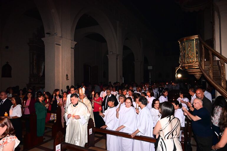 Mucha gente asistió a la misa para celebrar la resurrección de Cristo.