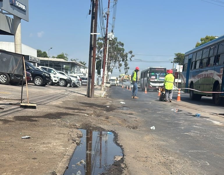 Obreros de la Municipalidad de Asunción trabajaron el sábado en el corte del pavimento sobre Eusebio Ayala para proceder a la colocación del hormigón hidráulico.