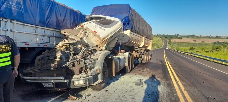 Fuerte choque entre dos camiones sobre la Ruta PY03 a la altura de Curuguaty.