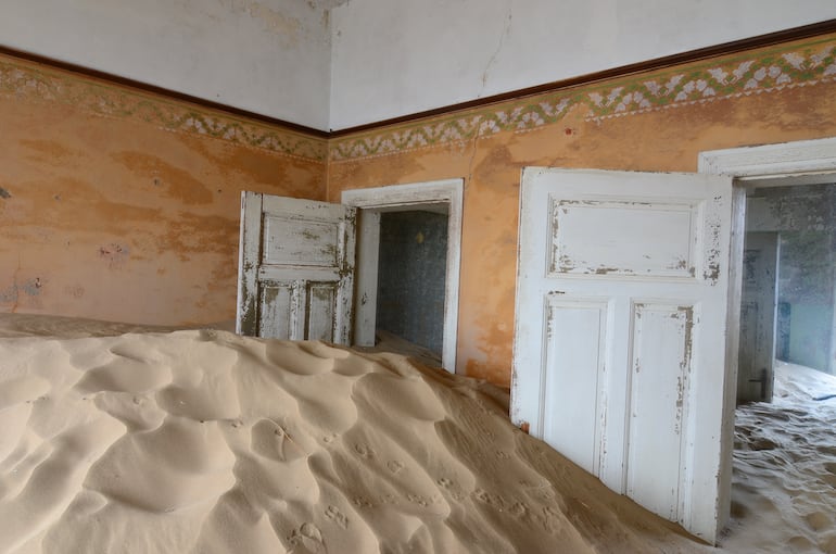 Interior de una casa en Kolmanskop, Namibia.