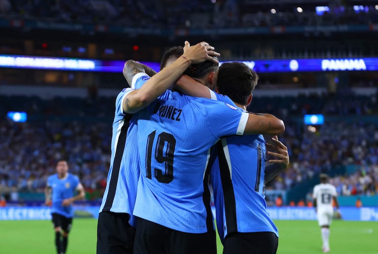 Los futbolistas de la selección de Uruguay celebran un gol en el partido frente a Panamá por la primera fecha del Grupo C en el Hard Rock Stadium, en Miami Gardens, Florida.