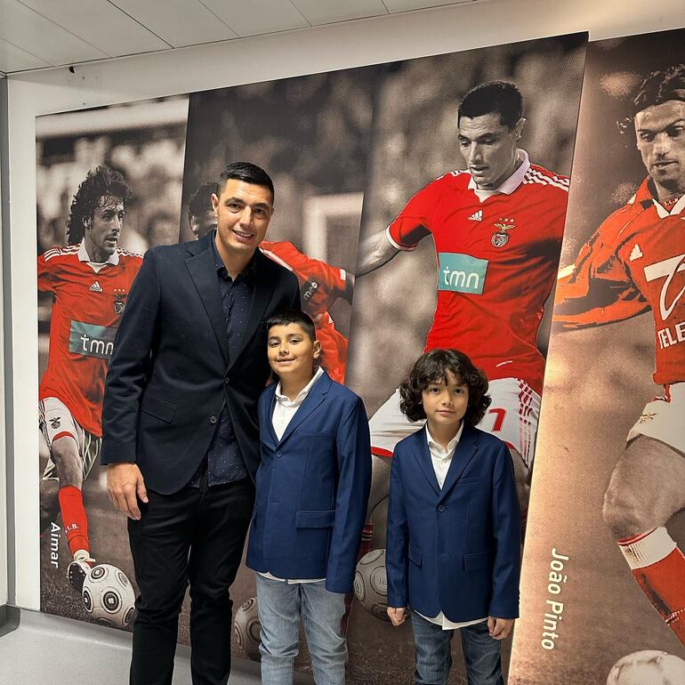 Óscar "Tacuara" Cardozo posando orgulloso con sus hijos frente al Mural de los Campeones. (Instagram/Tacuara Cardozo)