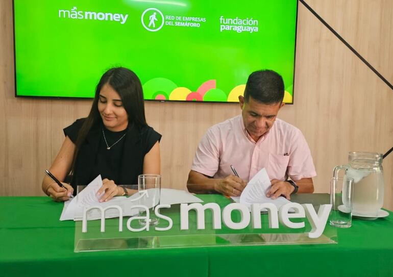 Giselle Ramírez, CEO y fundadora de Más Money, y Luis Fernando Sanabria,  gerente general de Fundación Paraguaya.