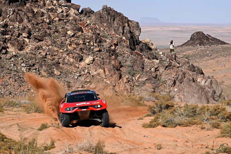 El piloto francés Sébastien Loeb, junto al copiloto belga Fabián Lurquin (Hunter Prodrive), llegó a su cuarta victoria de etapa.