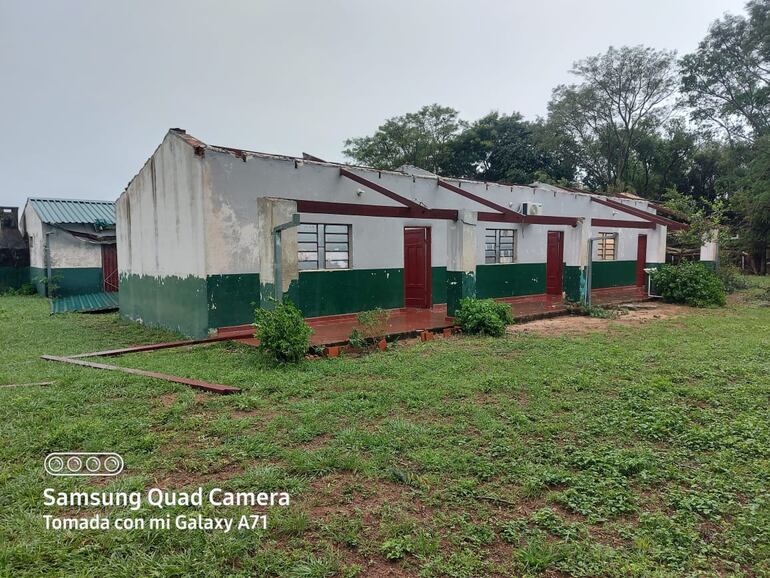 Fachada de la escuela Santa Lucía de la compañía Zanja Rugua-Tacuruty, distrito de Cerrito. Así quedó luego del temporal de ayer.