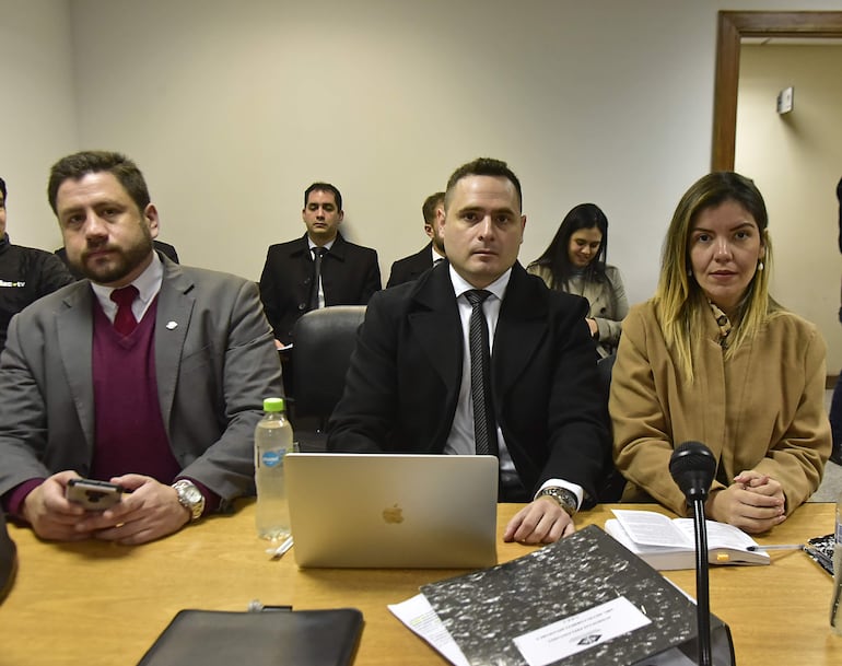 Natalia Silva y Silvio Corbeta (c), agentes fiscales del caso "tapabocas de oro".