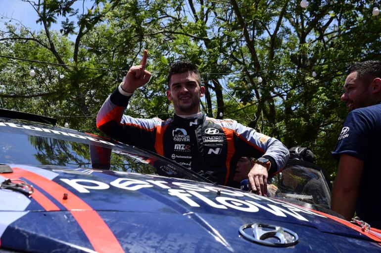 El piloto paraguayo Fabrizio Zaldívar, a bordo del Hyundai i20 N Rally 2, celebra la conquista del título de campeón del Campeonato Nacional de Rally.