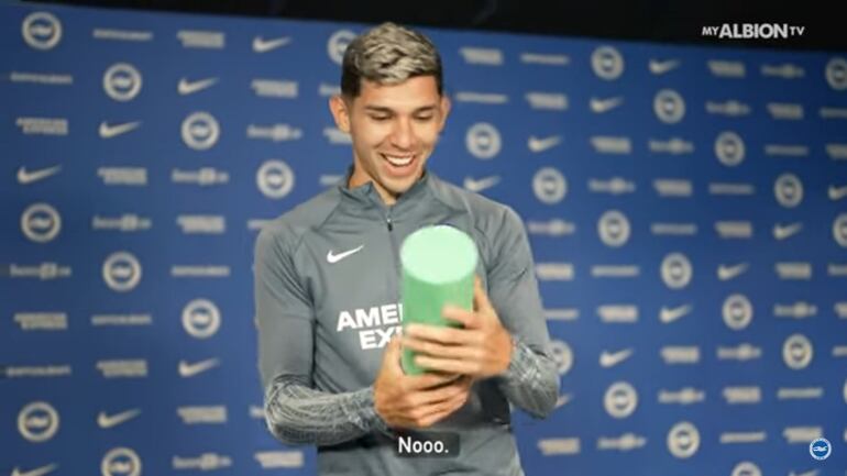 Julio Enciso, jugador del Brighton, recibe el premio a Mejor Gol de la Premier League 2022-2023.