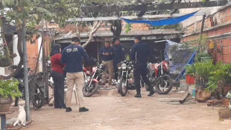 Los efectivos policiales en el aguantadero de motos que están allanando.