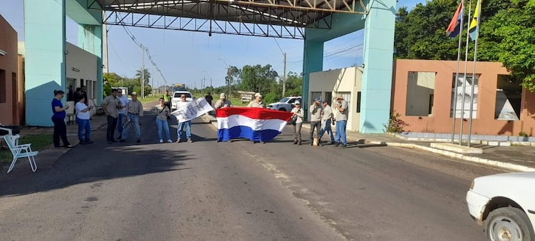 Los funcionarios de Sintrande, en Ayolas, se manifiestan en el portal de entrada a la ciudad.