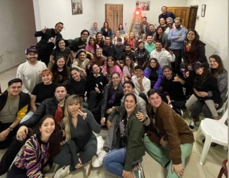 Equipo completo de la serie Marilina: Atreverse a soñar posando con la Reina de la Cumbia. (Captura de la historia de Instagram de Marilina Bogado)