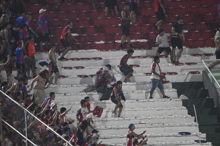 Los incidentes entre los barras de Cerro Porteño en la Gradería Norte durante el partido ante 2 de Mayo en el estadio Defensores del Chaco, en Asunción.