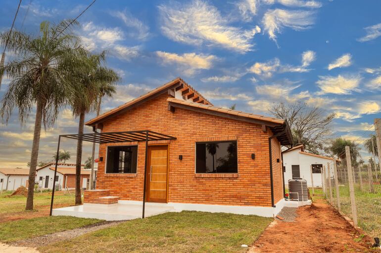 Mi Casa con Plaza ofrece terrenos y casas en Luque.