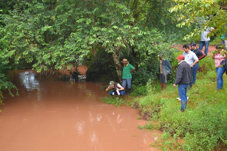 Fiscalizadores del MADES intervinieron el arroyo Silva Kue.