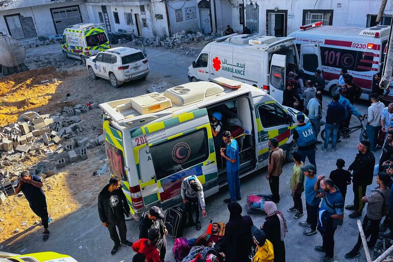 Ambulancias evacúan a pacientes del hospital Kamal Adwan, en Beit Lahia.