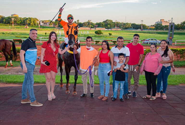 Allegados a la caballeriza 8 Años reciben felices a Dream Deluxe, montado por Marco Meza.