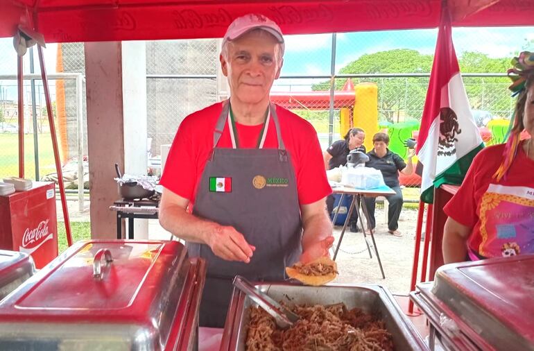  El embajador de México, Manuel Nungarai Veladez, se encargó de preparar tacos.