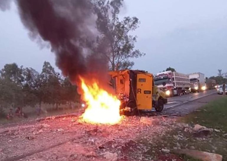 Un grupo de criminales perpetró un asalto a un transportador de caudales, que luego fue explosionado por los delincuentes.