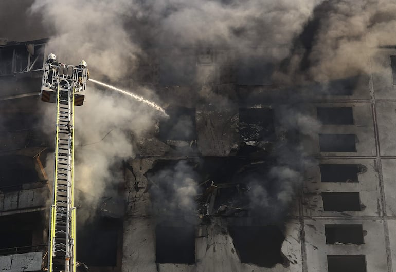 Bomberos combaten un incendio en un edificio golpeado por un bombardeo ruso, el domingo en Járkov, Ucrania.