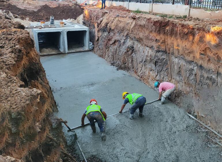 Avanzan las obras de desagüe pluvial en torno al mejoramiento y rehabilitación de la Avda. Mariscal López.