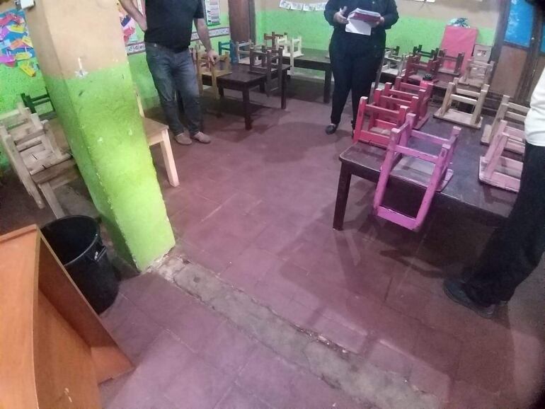 Por el cambio de piso en la sala del preescolar de la escuela Santa Librada de J. Augusto Saldivar la municipalidad pagó más de G. 3 millones, pero siguen usando la vieja baldosa.