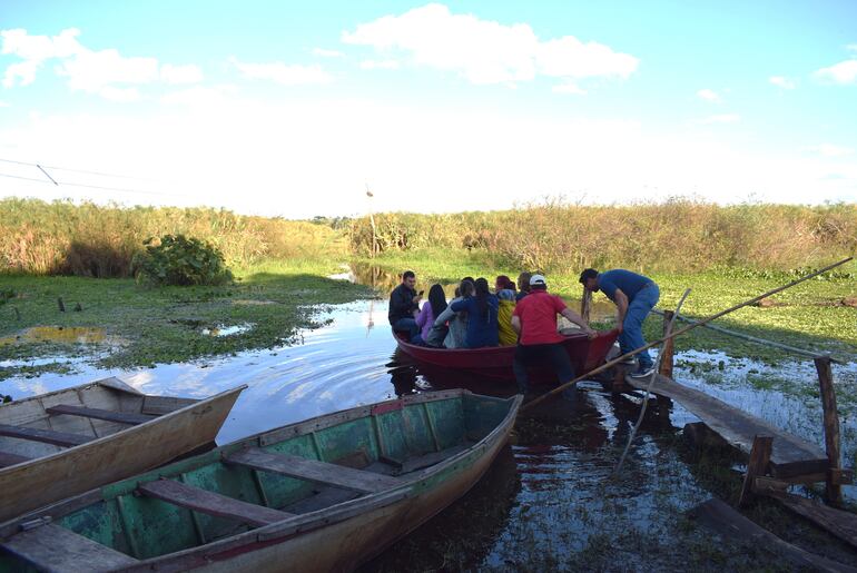 Padres de familia, alumnos y docentes cruzaron en canoa y cachiveo hasta Mocito Isla para la clausura del proyecto educativo.