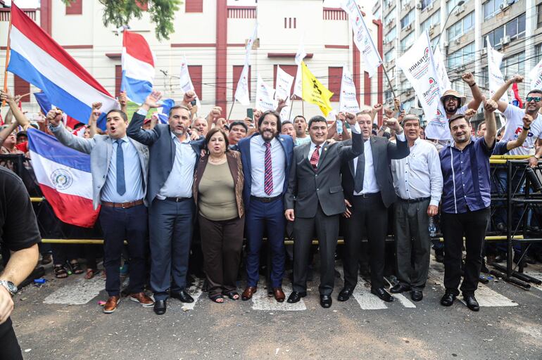 Senadores que se fueron a conversar con los manifestantes que están en contra de la Superintendencia de Pensiones y Jubilaciones.