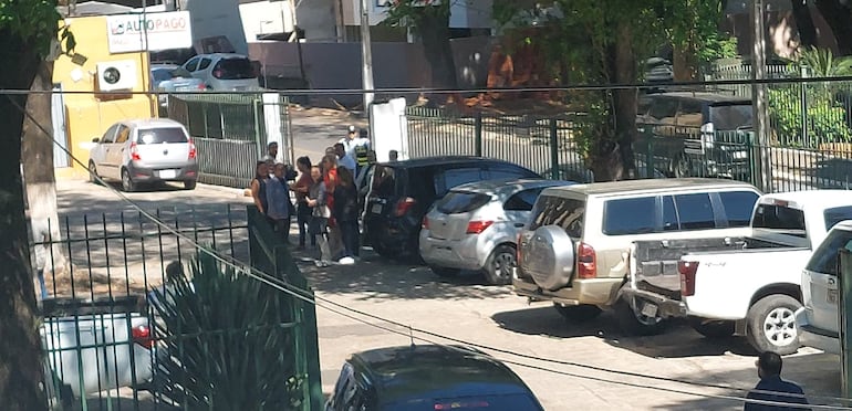 Personas en las afueras de la Municipalidad de Lambaré, entre ellas, la concejala Carolina González.