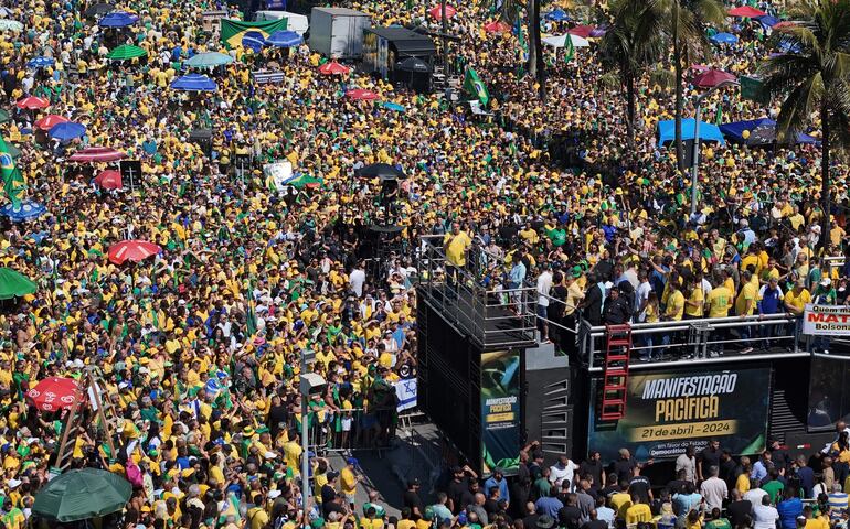 Simpatizantes del expresidente brasileño Jair Bolsonaro participan en una marcha en su apoyo este domingo en Río de Janeiro (Brasil). El expresidente brasileño Jair Bolsonaro (2019-2022) recibió este domingo una nutrida muestra de apoyo durante la marcha que convocó en Río de Janeiro para defender la democracia y la libertad de expresión. EFE/ Antonio Lacerda
