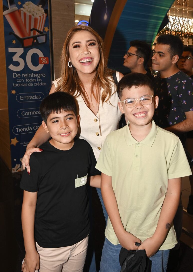 Amalia Cutillo junto con Elías Pereira y Lucas Cutillo. 