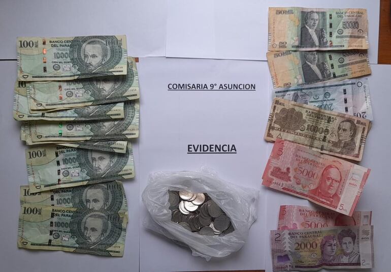 Dinero en efectivo y monedas incautadas en poder del joven.