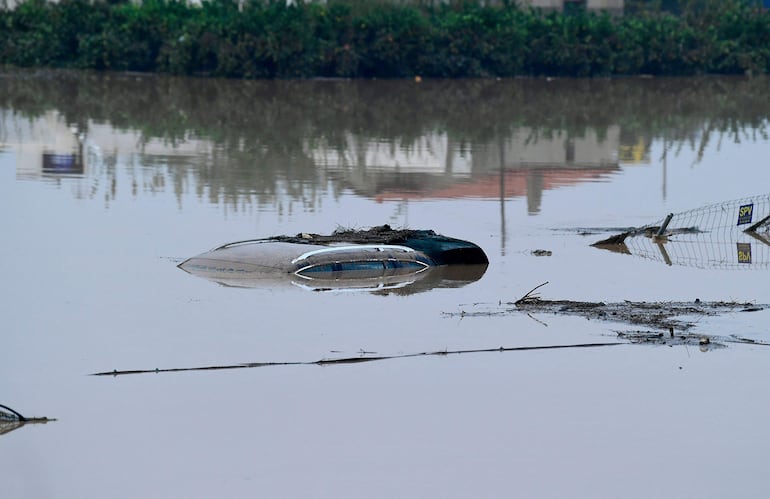 Un automóvil sumergido este miércoles en una zona inundada en la localidad de Picuana, cerca de Valencia, España.