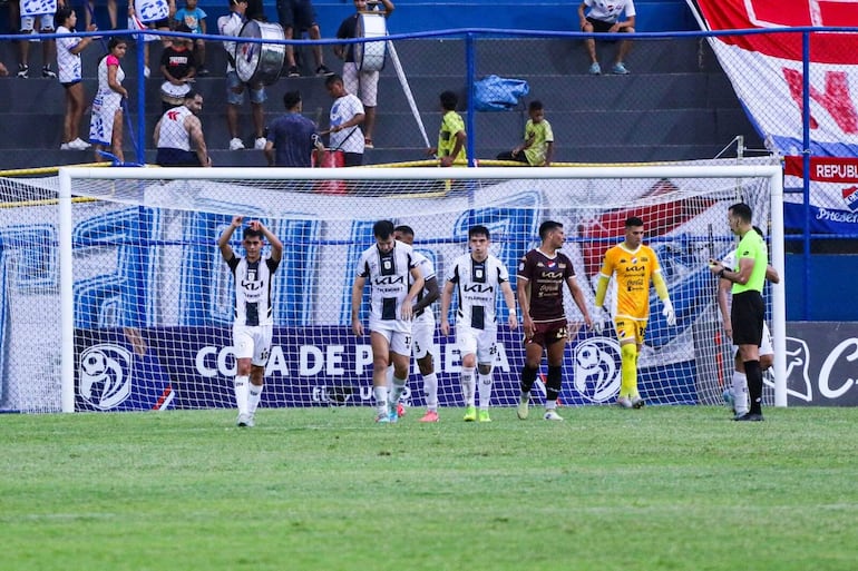 Nicolás Morínigo y Diego Fernández, de Tacuary, aparecen junto a los de Nacional Leandro Rivas y Franciso Peralta.