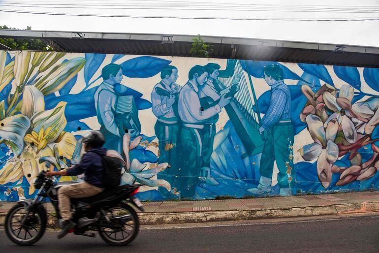 Mural representando músicos paraguayos tocando guaranias, Asunción (AFP)