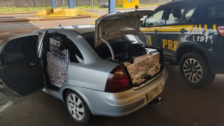 Un pequeño automóvil repleto de cigarrillos de origen paraguayo retenido en la frontera de Saltos del Guairá - Guaíra por la Policía brasileña.