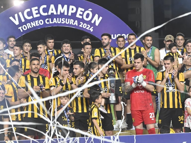 Los jugadores de Guaraní celebra el subcampeonato del torneo Clausura 2024 del fútbol paraguayo en el estadio Arsenio Erico, en Asunción, Paraguay.