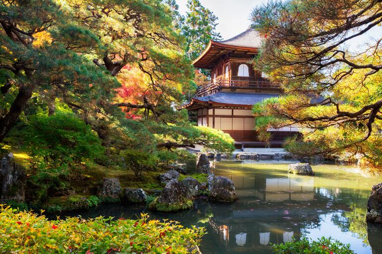 Ginkaku-ji (Templo del Pabellón de Plata) en otoño en Kyoto, Japón.