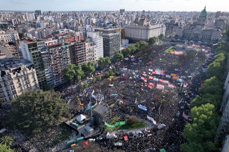 Critican la falta de inversión en educación, señalando que afecta la calidad de la formación académica (Photo by Emiliano LASALVIA / AFP)