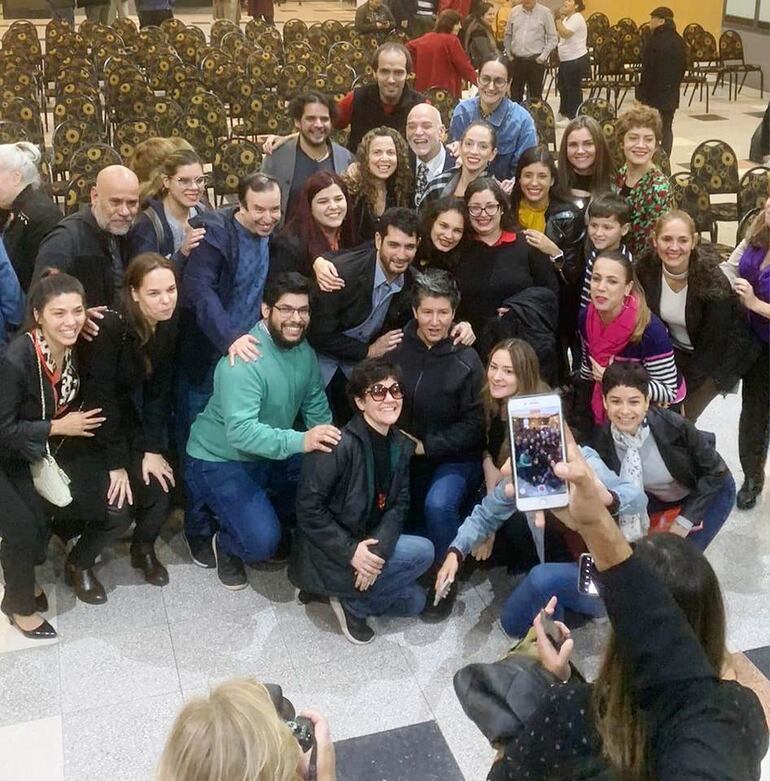 El maestro Agustín Núñez rodeado de exalumnos, colegas y amigos en el Homenaje en Vida que recibió el jueves 27 de julio en Salemma.