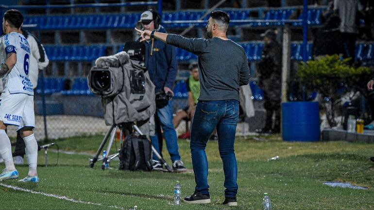 Julio César Cáceres, entrenador de Sportivo Luqueño, en el partido frente a Sportivo Ameliano por la novena fecha del torneo Clausura 2024 del fútbol paraguayo en el estadio Luis Alfonso Giagni, en Villa Elisa.