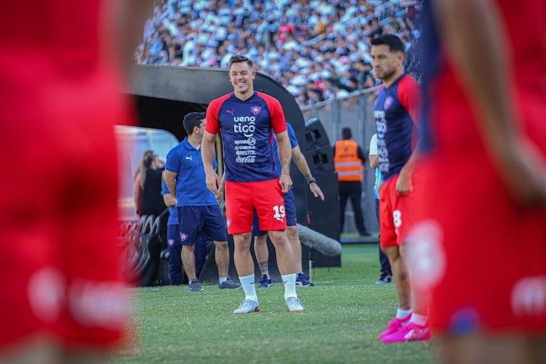 Los jugadores de Cerro Porteño realzan la entrada en calor en la previa del superclásico vs. Olimpia por la fecha 17 del torneo Clausura 2024 del fútbol paraguayo en el estadio Defensores del Chaco, en Asunción.