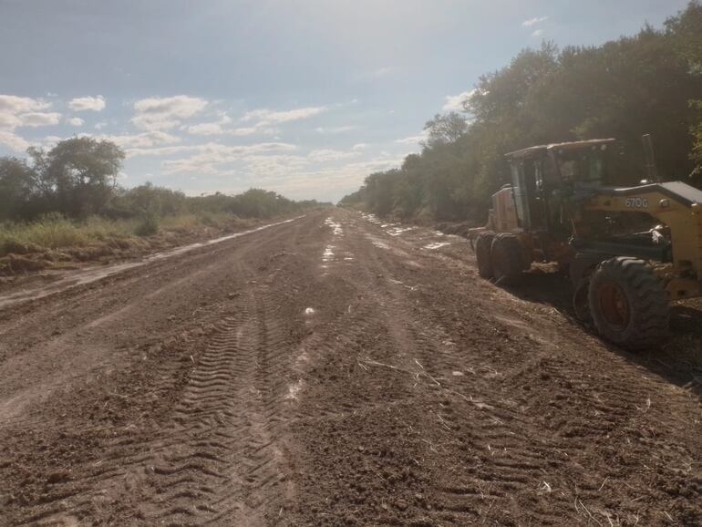 Trabajos de reparación del camino PY14 o Línea 1, en la zona de Bahía Negra.