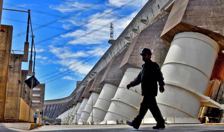 Itaipú Binacional, una obra monumental erigida por Paraguay y Brasil.