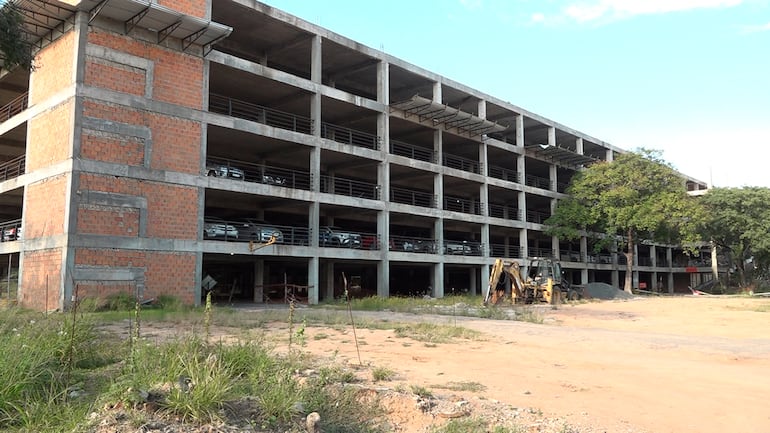 La construcción del Complejo del Adulto Mayor, ubicado en el predio de la Clínica Nanawa en Asunción, no avanza desde hace un año.