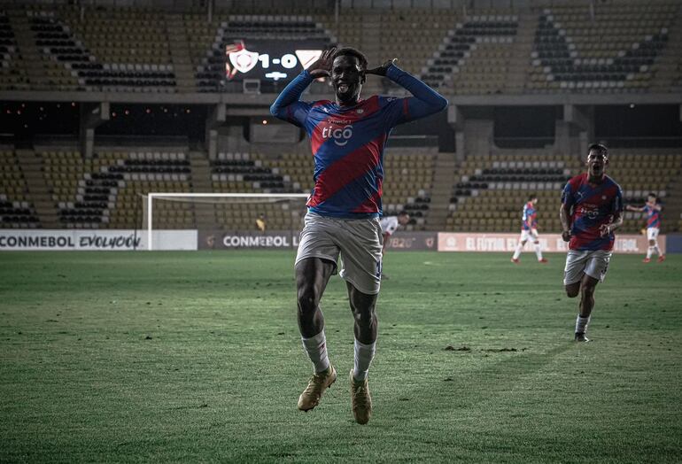 Adama Traoré, autor de uno de los goles de Cerro Porteño ante el Always Ready.