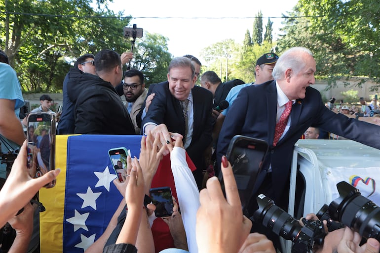 AME8599. MONTEVIDEO (URUGUAY), 04/01/2025.- El líder opositor venezolano Edmundo González Urrutia saluda a simpatizantes este sábado, en Montevideo (Uruguay). González Urrutia agradeció al presidente de Uruguay, Luis Lacalle Pou, "por haber sido solidario" con la causa de su país y aseguró a la gente que lo acompañó en Montevideo que se logrará la recuperación de Venezuela. EFE/ Gastón Britos
