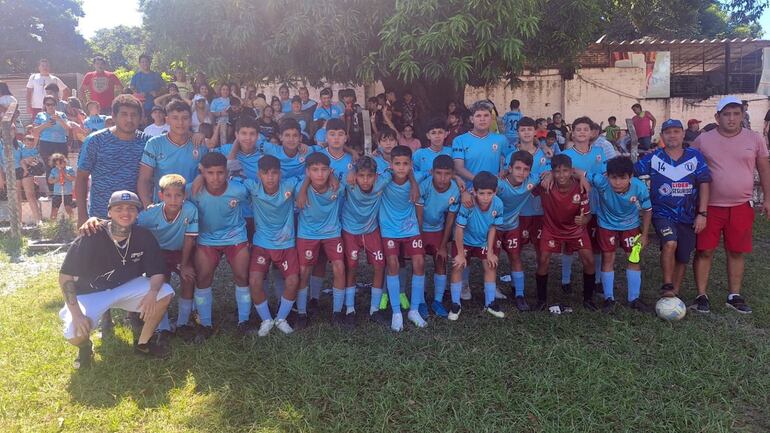 Integrantes del plantel de Resistencia, campeón del Torneo de Verano de INFI, en la categoría 2012.