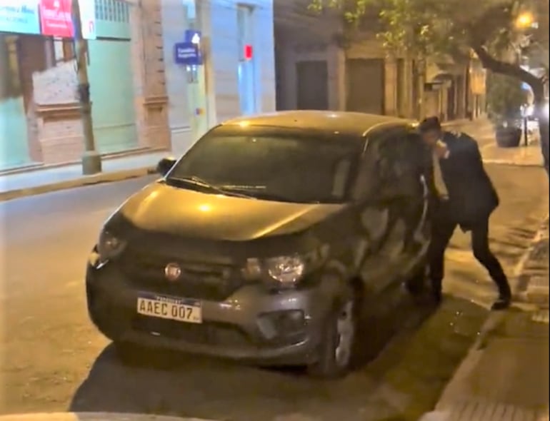 Un internauta grabó el momento en que un malviviente rompió la ventanilla de un vehículo que estaba estacionado en el microcentro de Asunción.