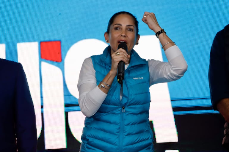 AME8871. QUITO (ECUADOR), 09/02/2025.- La candidata presidencial del correísmo, Luisa González, habla durante un evento tras los resultados de la primera vuelta de las elecciones generales este domingo, en Quito (Ecuador). Luisa González, celebró los resultados de la primera vuelta de las elecciones en Ecuador, que considera una "gran victoria", y se mostró segura de alcanzar el primer lugar, para enfrentarse en el balotaje con el actual presidente y candidato a la reelección, Daniel Noboa. EFE/ Gianna Benalcazar
